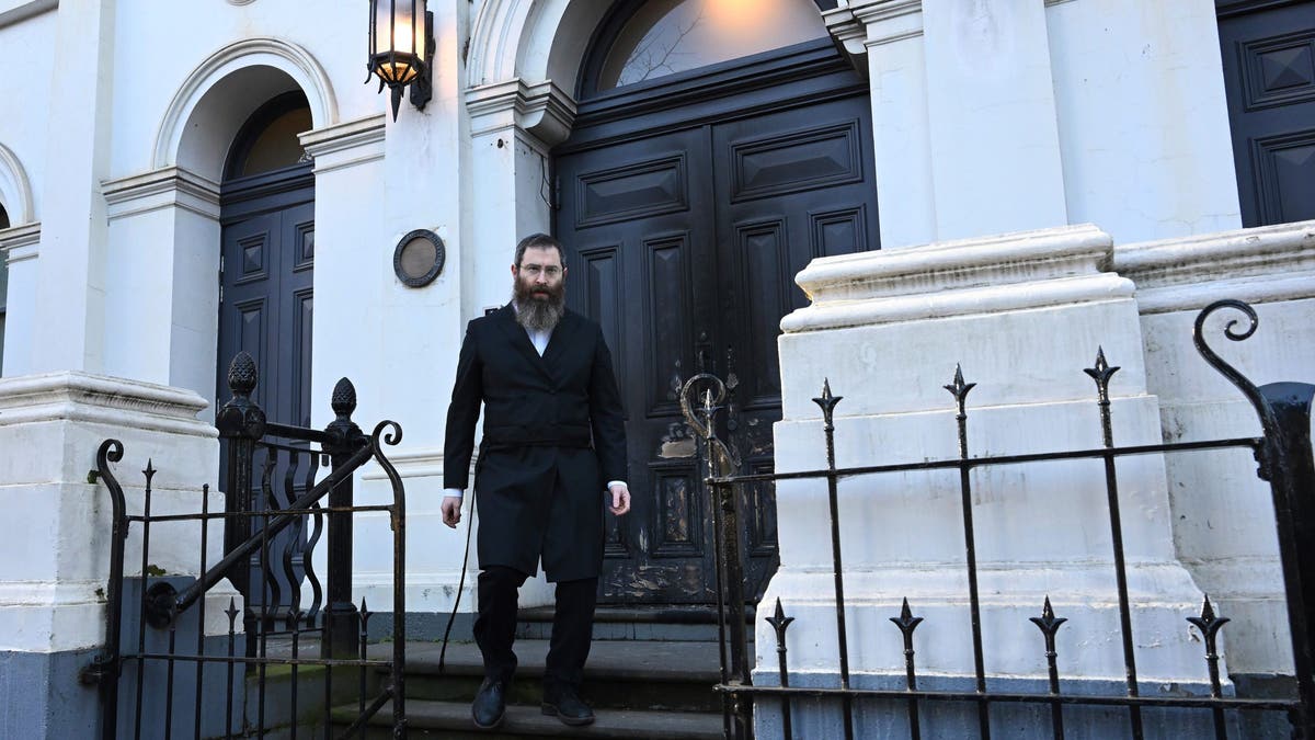 Antisemitic attackers violently target synagogue, Israeli restaurant in Australia