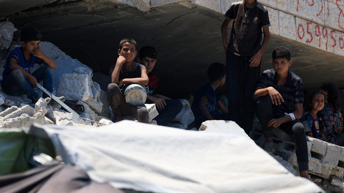 Palestinians waiting for food