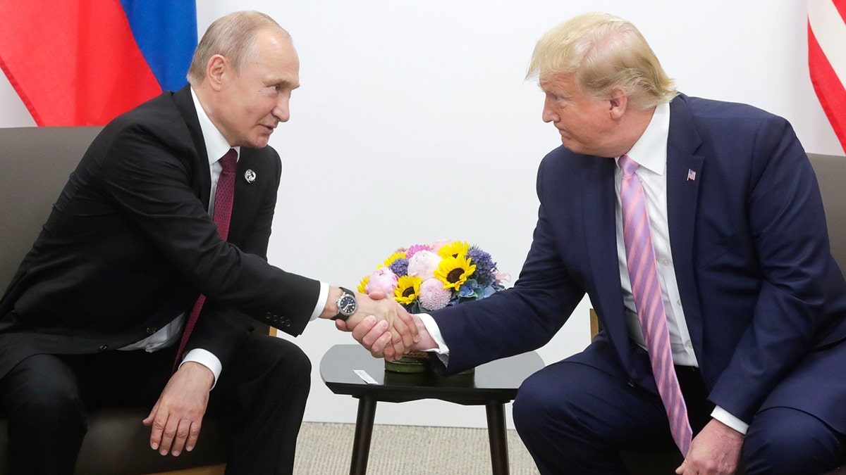 Russian President Putin shakes hands with American President Trump in 2019