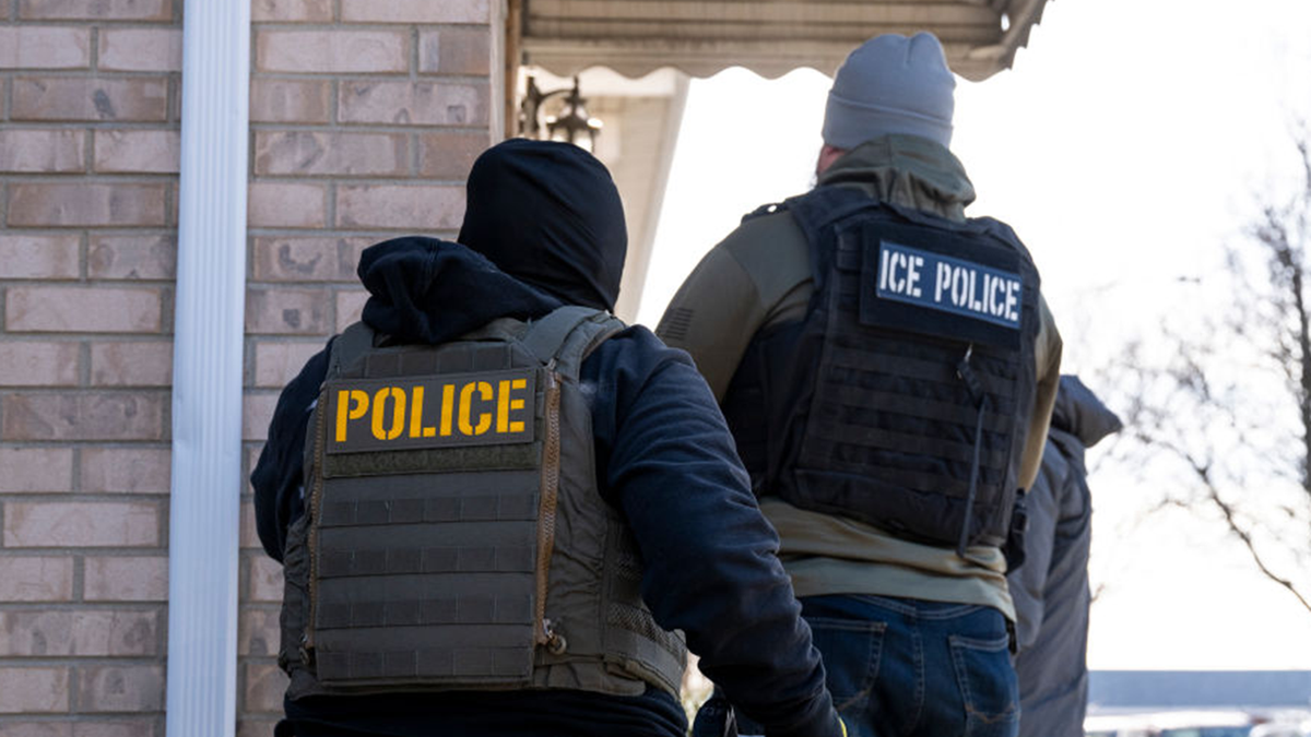 ICE-agents-at-home-chicago