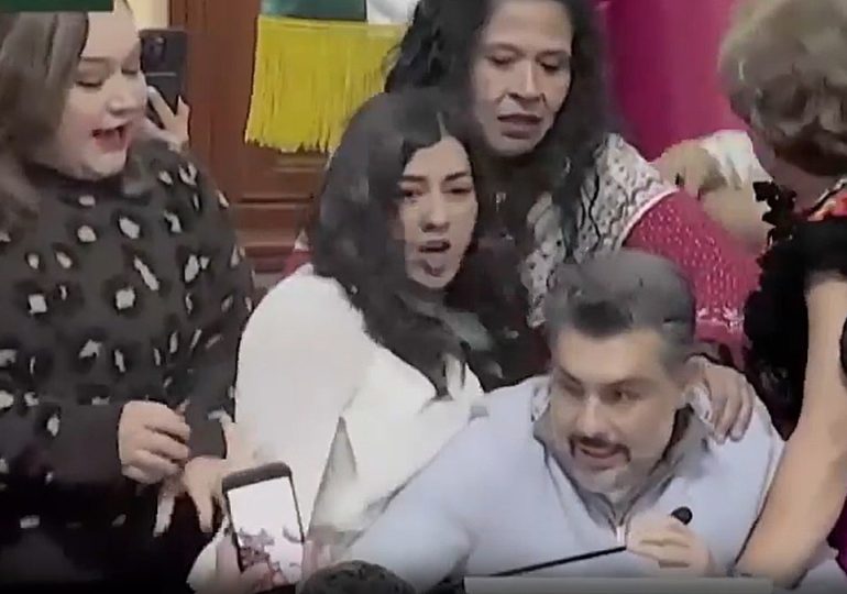 Mexico City lawmakers throw punches and yank hair in heated congress brawl over transparency institute