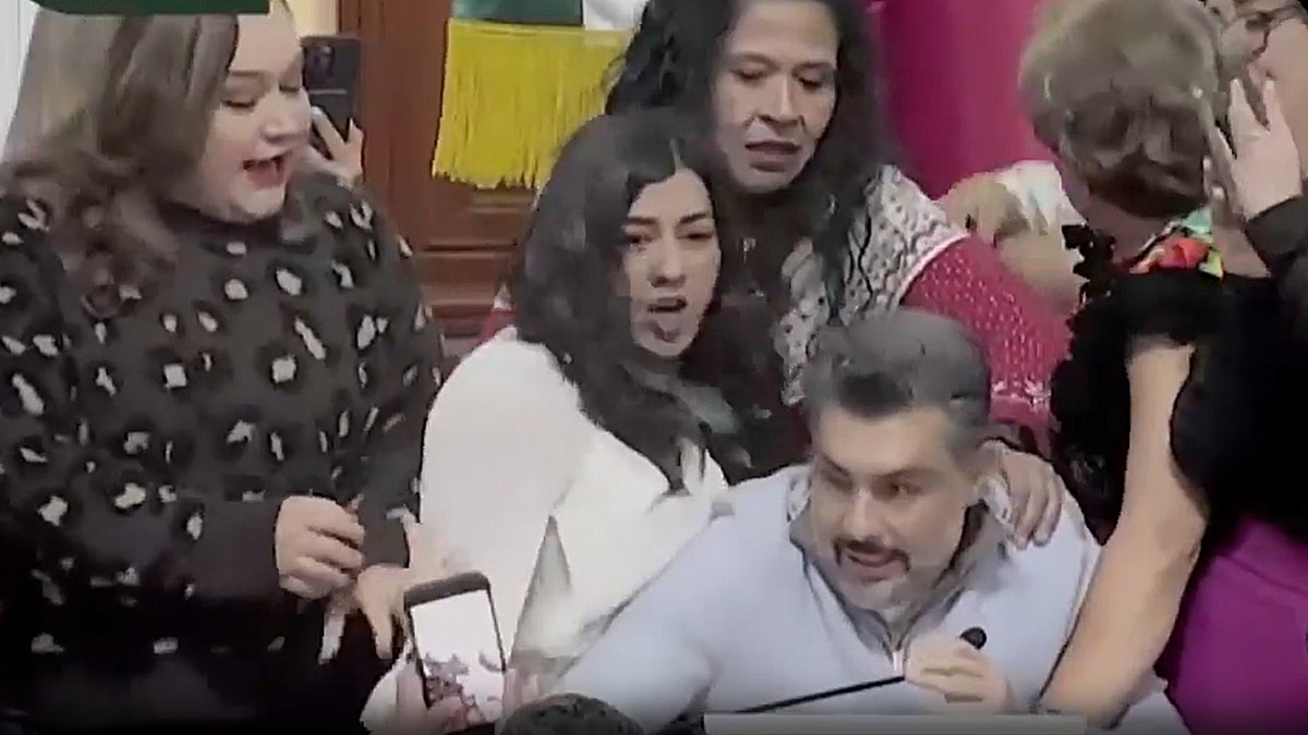 Mexico City lawmakers throw punches and yank hair in heated congress brawl over transparency institute