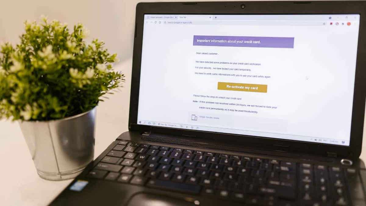 The fake refund scam: Why scammers love holiday shoppers