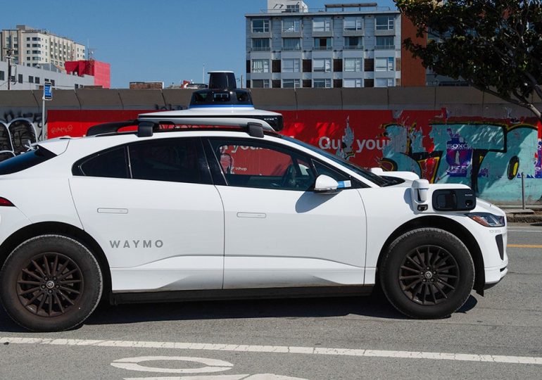 Robotaxi drives off from airport with passenger's suitcase