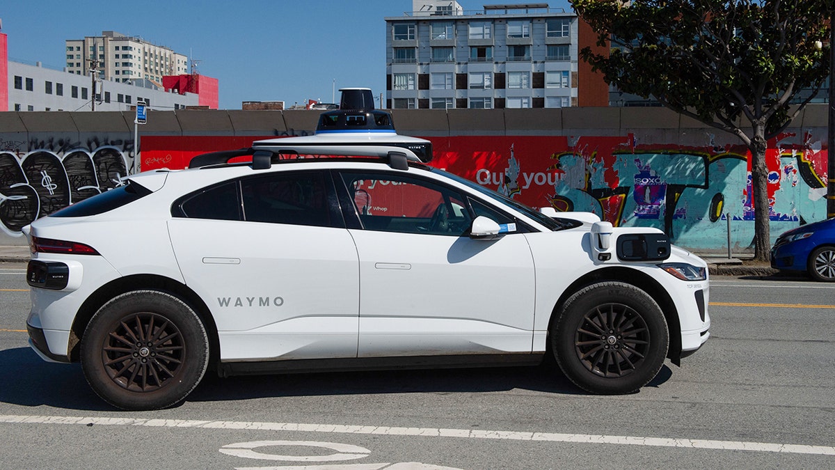 Robotaxi drives off from airport with passenger's suitcase
