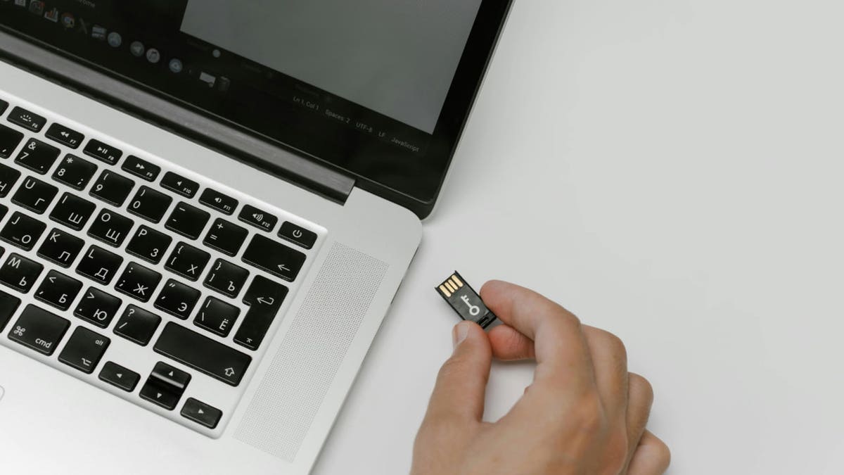 Kurt CyberGuy Knutsson plugging USB flash drive into laptop