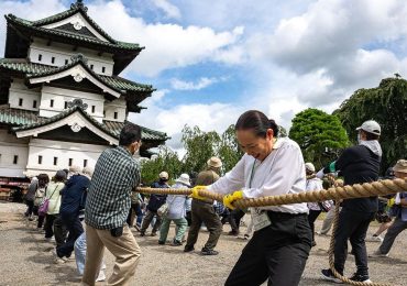 Hundreds of volunteers pull 360-tonne historic Japanese castle back into place by hand