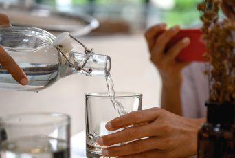 People who live to 100 have 3 drinks in common, longevity expert says